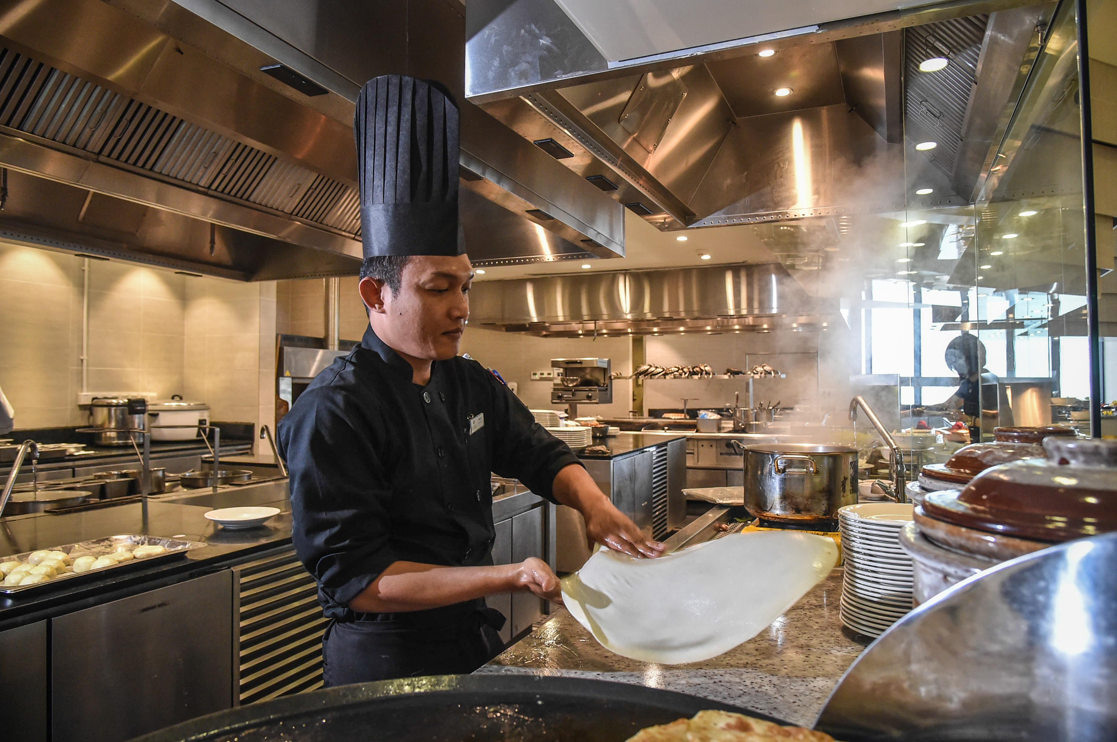Grand Ion Delemen Hotel Genting Highlands Exterior photo A chef preparing rice noodles
